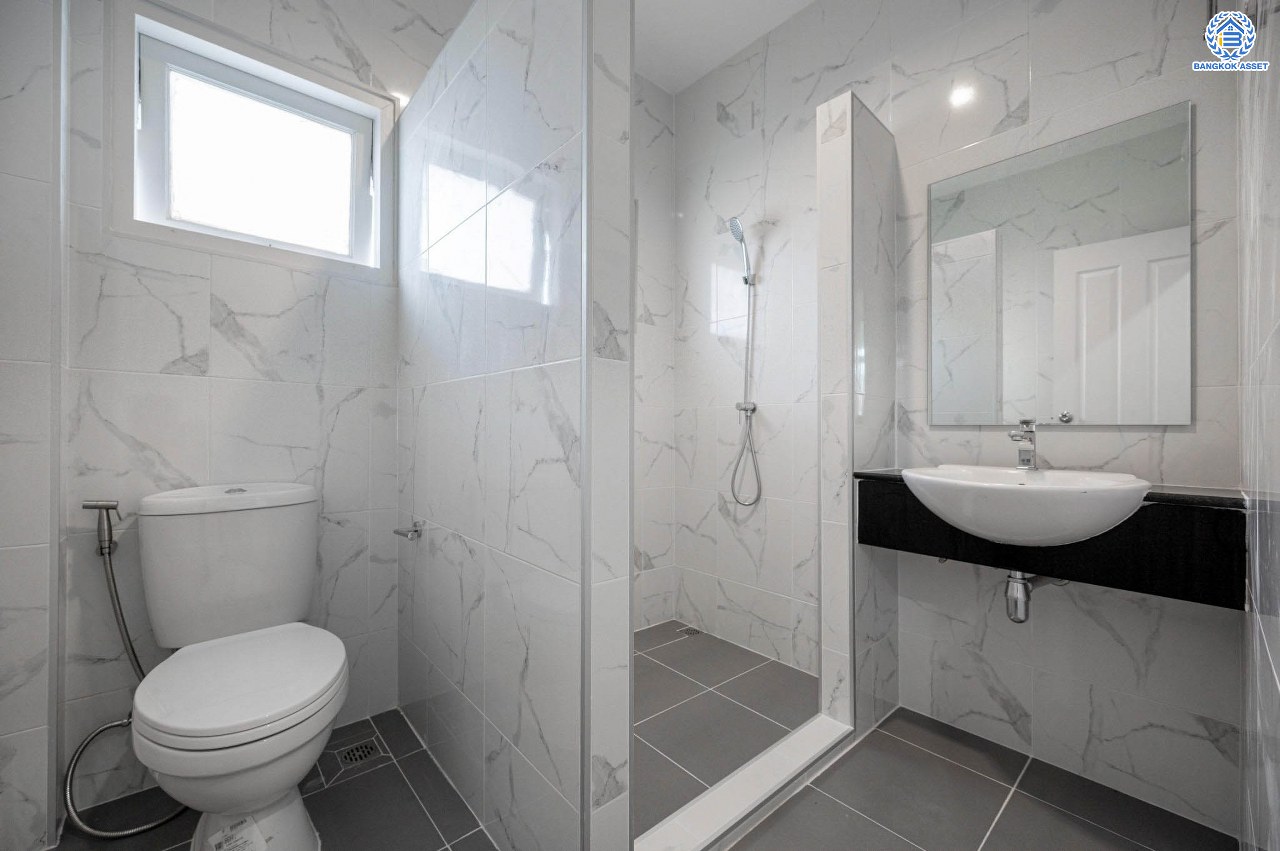 บ้านมือสองตกแต่งใหม่ โครงการ ศุภวรรณ5 บางแค ดีไซน์หรูหรา เนื้อที่กว้าง 60.6 ตร.ว. ฟังก์ชัน 3 ห้องนอน 3 ห้องน้ำ 1 ห้องแม่บ้าน 2 ที่จอดรถ ฟังก์ชันครบตอบทุกไลฟ์สไตล์ บนทำเลศักยภาพ เชื่อมต่อถนนกาญจนาภิเษก ใกล้เดอะมอลล์บางแค ใกล้รถไฟฟ้าสายสีน้ำเงิน "สถานีหลักสอง" และจุดขึ้นทางด่วน "กาญจนาภิเษก"